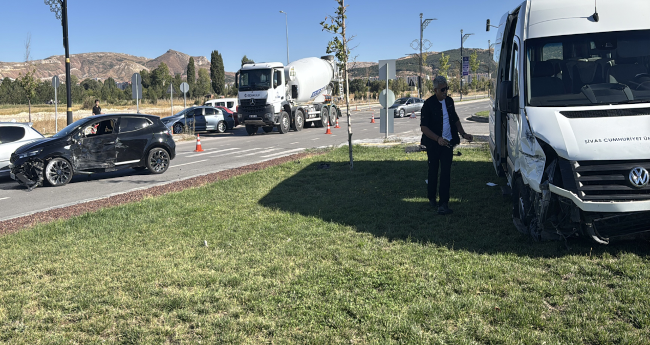sivasta minibus ile otomobilin carpistigi kazada 3 kisi yaralandi yz56vrFm
