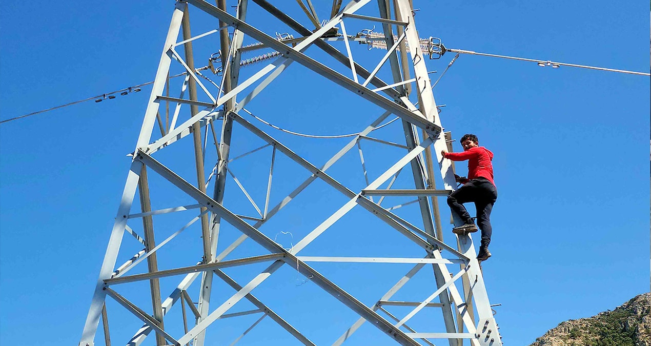 yuksek gerilim hattinda tehlikeli eylem vBIQdzuW