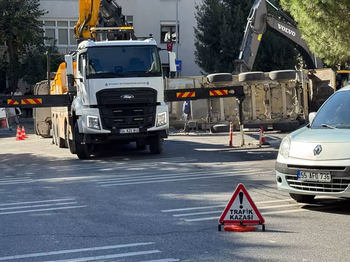 besiktasta kamyon devrildi surucu yaralandi dbNZeq6r.jpg