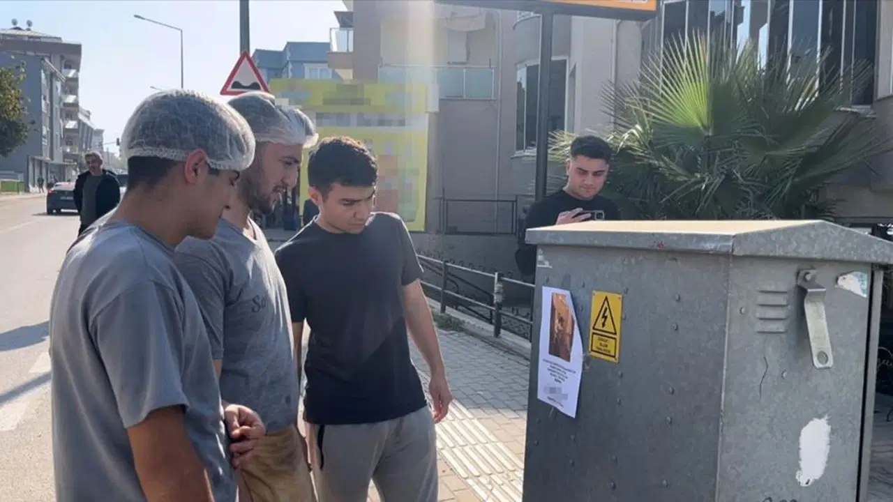 bursada kizlarinizi bu adamdan uzak tutun yazili afisler ortaligi karistirdi YX6rrWjH.jpg