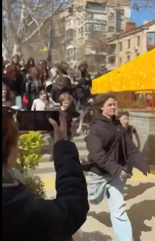 Ukrayna’da 4 yıl aradan sonra kapılarını açan hamburgerci izdiham yarattı