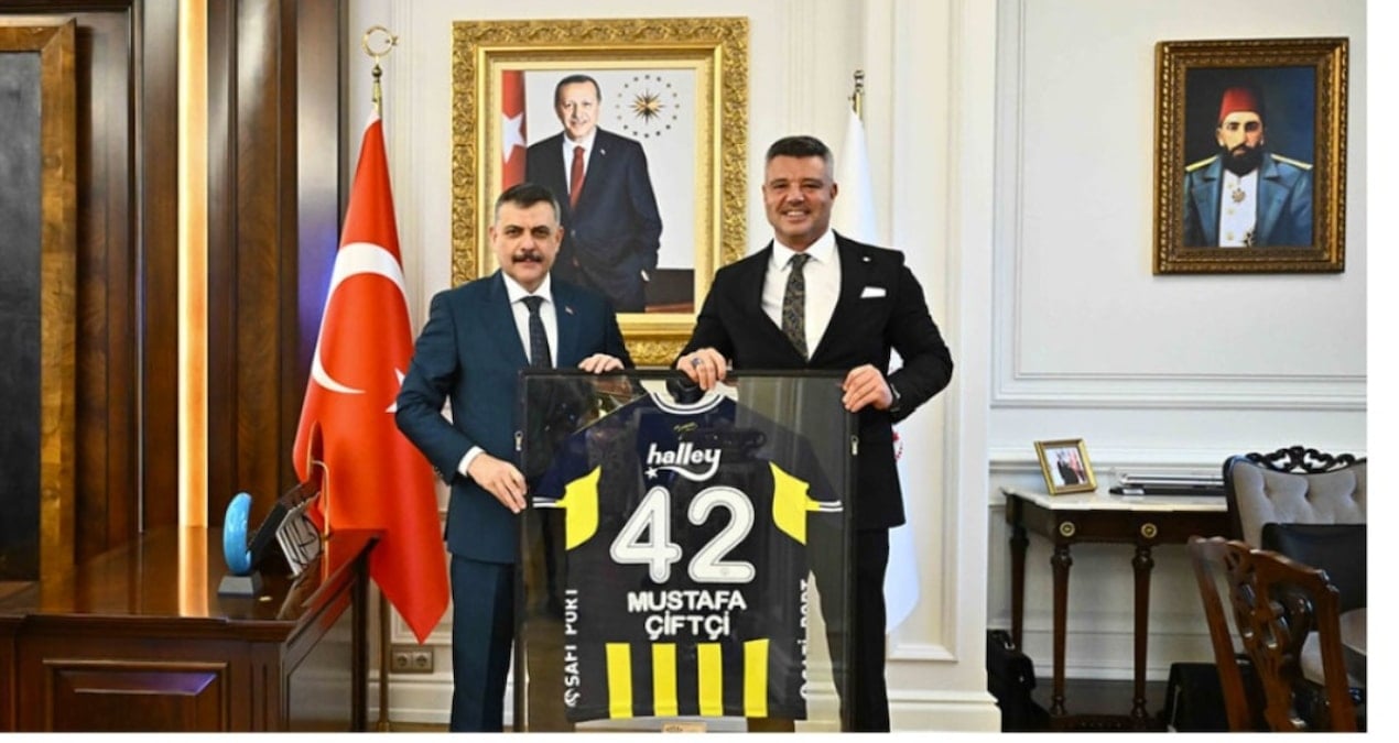 Sadettin Saran’dan Çarpıcı Ziyaret: Bakan Çiftçi, Makam Odasına Abdülhamid Tablosu Astı