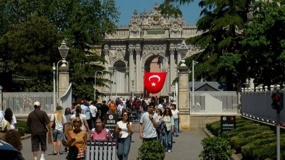 19 Mayıs’ta Dolmabahçe Sarayı’nda Coşkulu Anlar: Ziyaretçiler Tarihi Atmosferde Duygusal Bir Yolculuk Yaptı