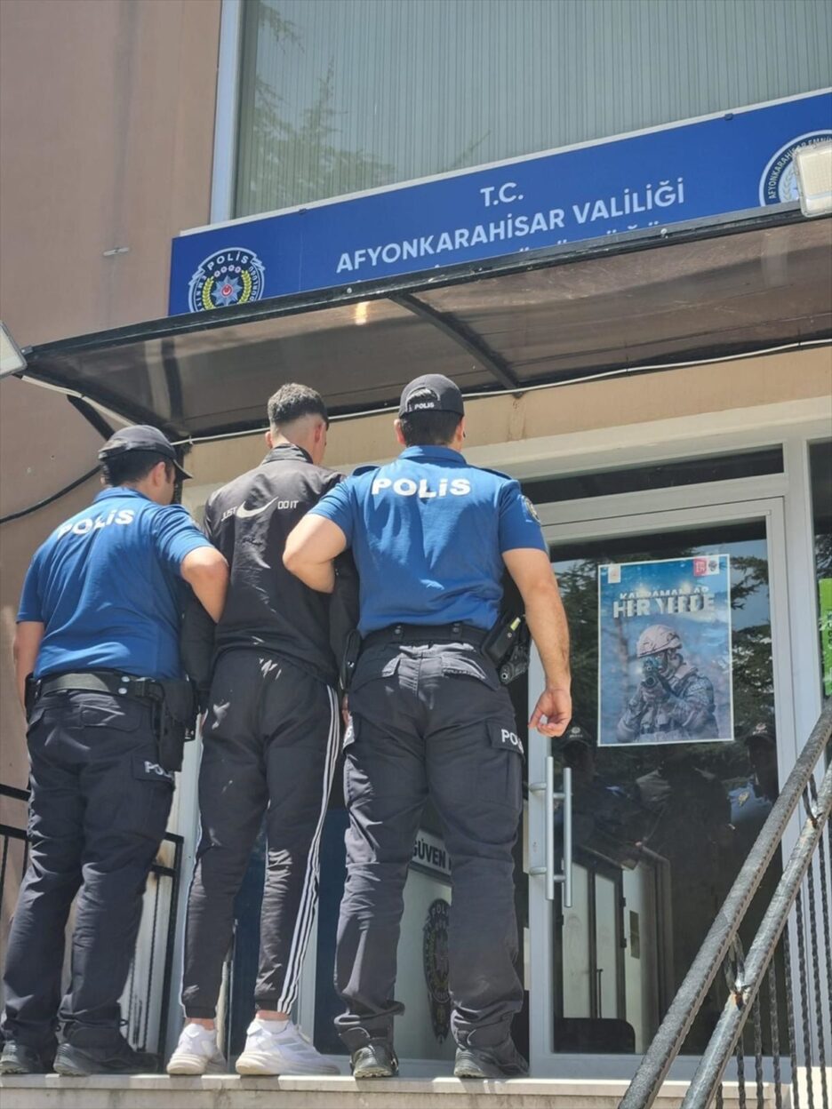 Afyonkarahisar’da Kadın Kavgasına Müdahale Edenleri Bıçakla Tehdit Eden Şüpheli Yakalandı