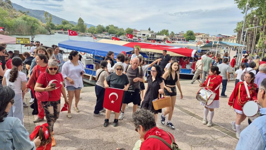 Dalyan Kanalı’nda 19 Mayıs Coşkusu: Bando Eşliğinde Renkli Kutlamalar