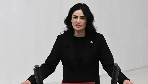 ogrenciler-cimere-sikayet-etmis-akpli-vekilin-oglu-okula-silahla-gitti-iddiasi-srIbwWdn